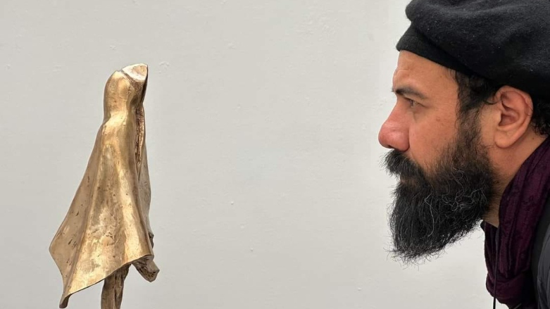 لە ئەڵمانیا پەردە لەسەر سێیەمین پەیکەری بڕۆنزی سامان هیدایەت لا دەدرێت